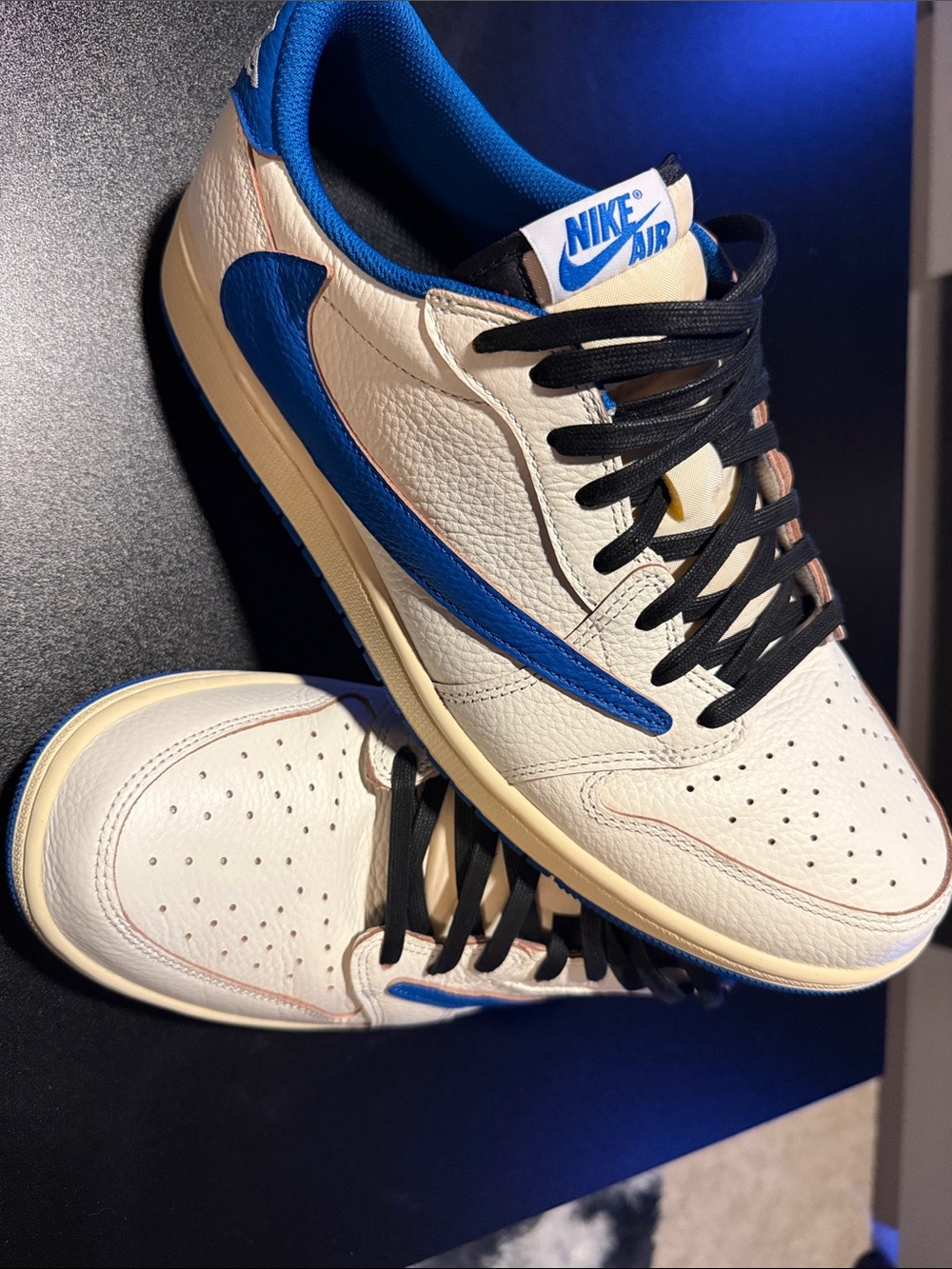 Nike Men’s Low-Top Sneakers in Cream and Blue with Black Laces